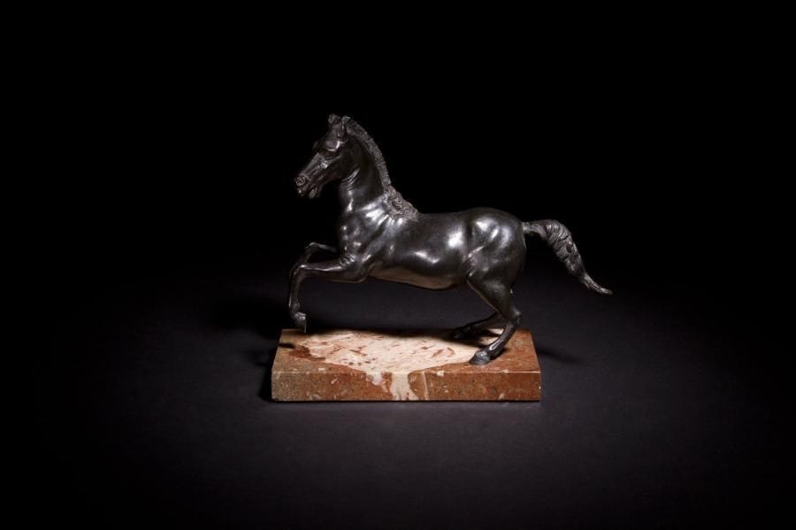 Cheval cabré en bronze patiné. Italie, XVIIIe siècle. Reposant sur une base en marbre beige. H.: 21 cm