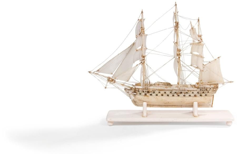 Maquette de vaisseau à trois mâts en os et ivoire; la base d'époque postérieure. XIXe siècle (accidents et manques). H.: 20 cm. Dans sa cage
