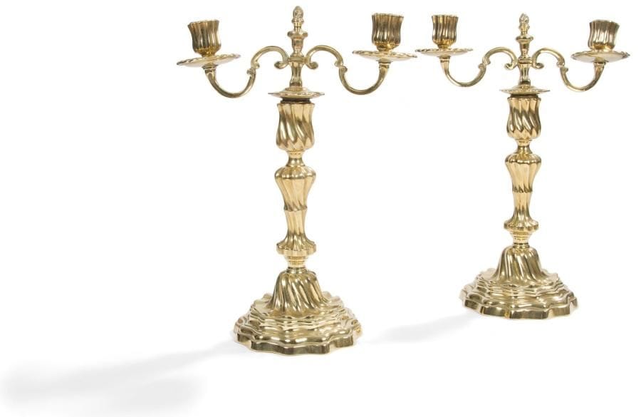 Paire de grands flambeaux en bronze argenté, le fût en balustre reposant sur un piétement triangulaire à pieds en griffes. XIXe siècle. H.: 33 cm