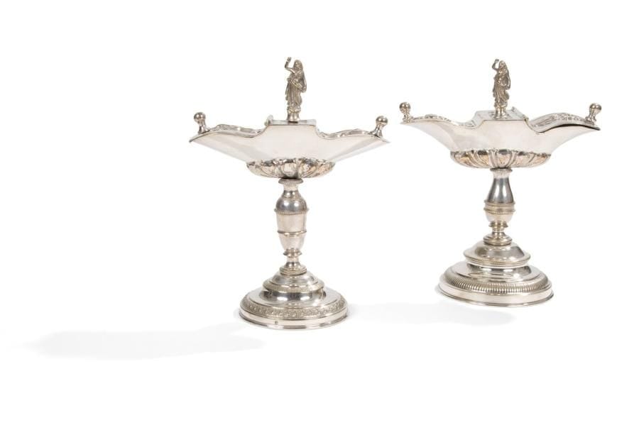 Paire de pique-cierges en bronze argenté, fût en balustres godronnés, base tripode avec pieds-griffes. XVIIIe siècle. H.: 33,7 cm.(montée en lampe)