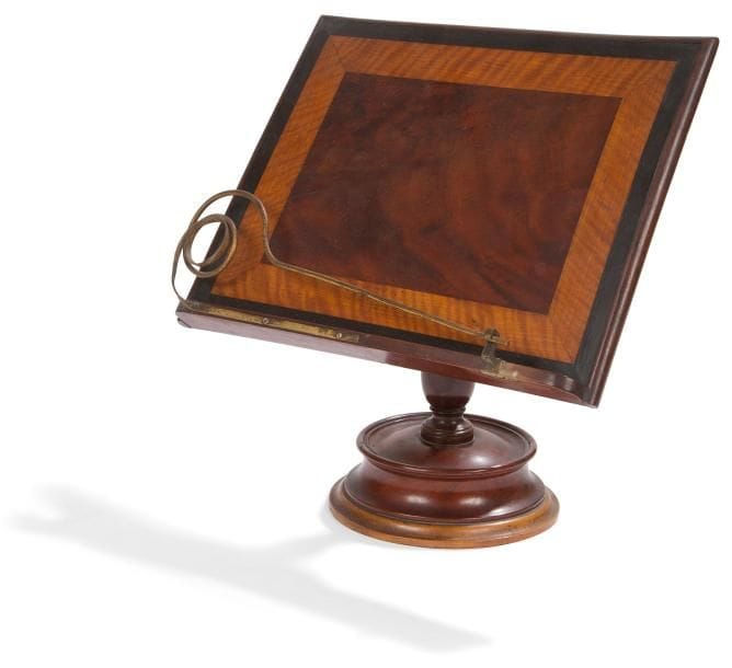 Petit pupitre en acajou, sycomore, bois tourné et métal doré. Époque Restauration. H.: 25 cm, L.: 25 cm. Provenance: A appartenu à Victoire Pauline Gudin (fille de Jacques-Jérôme Gudin, horloger et de Geneviève Marteau