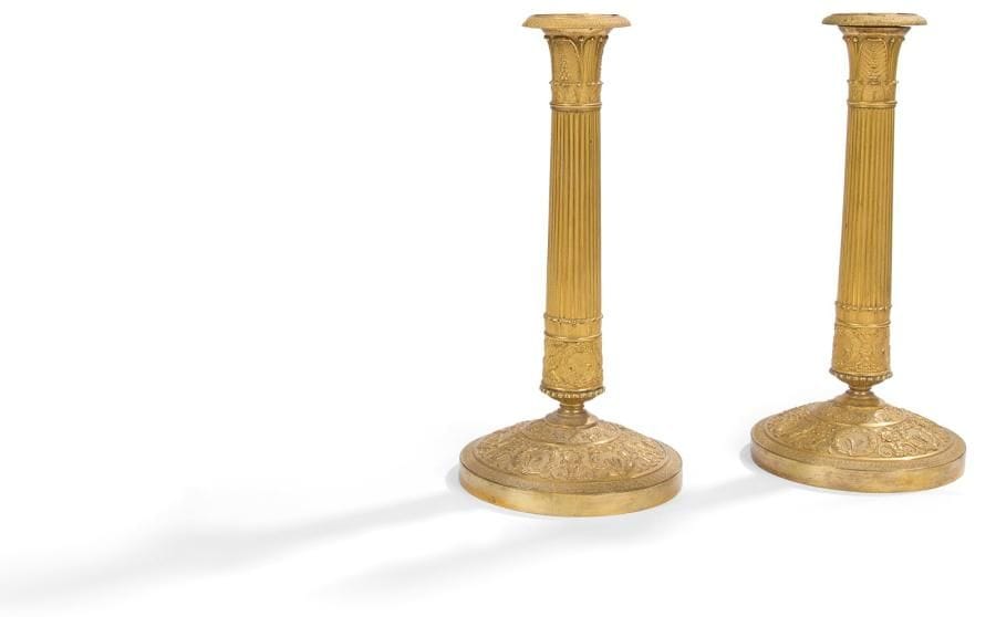 Paire de flambeaux en bronze doré, le fût à cannelures. Époque Restauration. H.: 27 cm