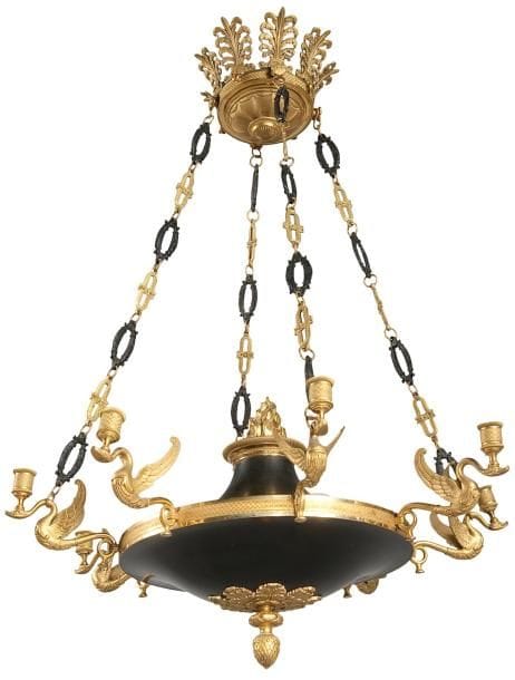 Lustre en bronze patiné et doré à huit lumières à col de cygne, de forme circulaire, à chaînettes et couronne à palmettes. Époque Louis-Philippe. H.: 92 cm, L.: 65 cm