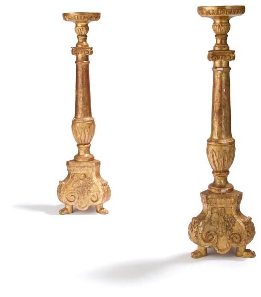 Paire de pique-cierges en bois doré, le fût en balustre à chapiteau reposant sur un piétement triangulaire à pampre de vigne et gerbes de blé. XIXe siècle (monté en lampe). H.: 55 cm