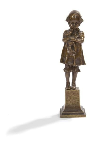 Figure en bronze patiné représentant une petite fille tenant un ours en peluche. H.: 17 cm