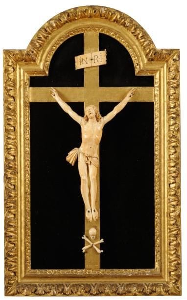 Crucifix en ivoire sculpté dans un cadre en bois doré. XVIIIe siècle (accidents et restaurations). H.: 70 cm, L.: 43 cm