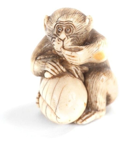 JAPON - Epoque MEIJI (1868 - 1912)

Netsuke en ivoire, singe assis agrippant une pêche tout en la dégustant. Signé Yoshimasa.
(Gerces).
H.: 4 cm