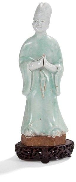 CHINE - Epoque JIAQING (1796 - 1820)

Statuette de jeune femme debout en porcelaine émaillée céladon, les mains jointes au niveau du torse.
(Fêlures).
H.: 19 cm
