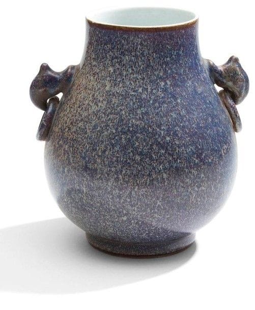 CHINE - XIXe siècle

Vase «jiuerzun» en porcelaine émaillée bleu flammé, deux anses en forme de têtes d?animaux stylisés avec anneaux. Au revers de la base, la marque apocryphe en zhuanshu de Qianlong.
H.: 20 cm