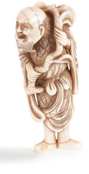 JAPON - Epoque MEIJI (1868 - 1912)

Netsuke en ivoire, sennin debout tenant une branche feuillagée de pêches.
(Gerces).
H.: 7,5 cm