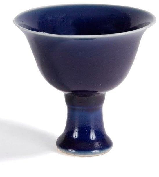 CHINE - XXe siècle

Petite coupe sur piédouche en porcelaine émaillée bleu. Au revers de la base la marque apocryphe de Xuande.
H.: 9 cm