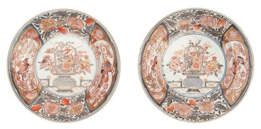 JAPON - Epoque EDO (1603 - 1868)

Paire d?assiettes en porcelaine blanche décorée en bleu sous couverte, rouge de fer et émail or d?un médaillon de corbeille fleurie entouré de médaillons d?oiseaux et fleurs.
D.: 24 cm