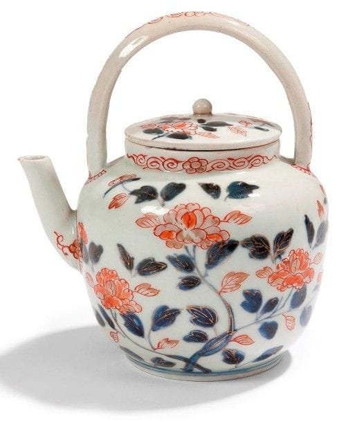 JAPON, Arita - XVIIIe siècle

Verseuse en porcelaine décorée en bleu sous couverte, rouge de fer et émail or de pivoines.
H.: 16 cm