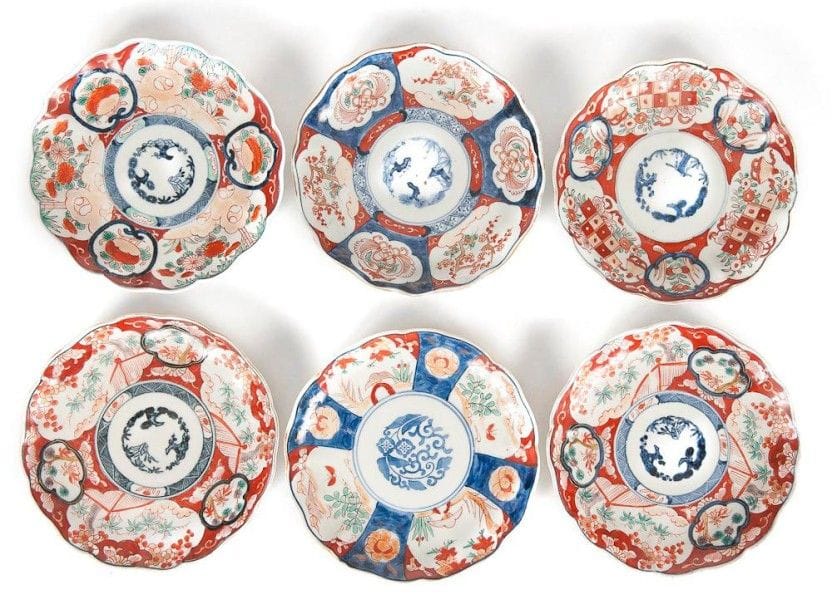 JAPON, Imari - Époque MEIJI (1868 - 1912)

Ensemble de six assiettes polylobées en porcelaine décorée en bleu sous couverte, rouge de fer et émail or des trois amis de l?hiver au centre entourés de médaillons.
D.: 22 cm