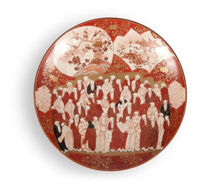 JAPON, Kutani - Epoque MEIJI (1868 - 1912)

Plat en faïence émaillée polychrome à décor de lettrés dans un médaillon et deux médaillons de fleurs sur fond rouge. Signé Kutani.
D.: 37 cm