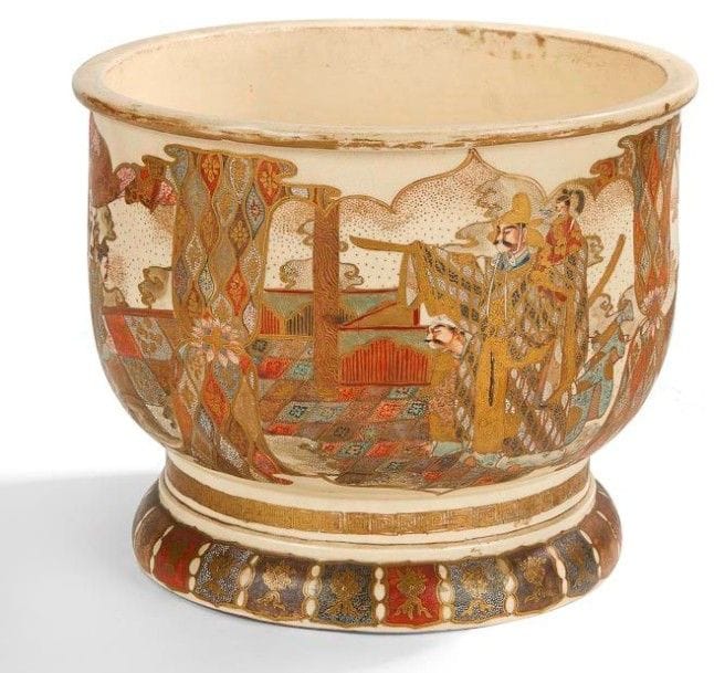 JAPON - Epoque MEIJI (1868 - 1912)

Jardinière en faïence de Satsuma, à décor de combats dans des réserves alternées de motifs géométriques. Le pied orné d?une frise de grecques et de médaillons.
D.: 30 cm, H.: 25,5 cm