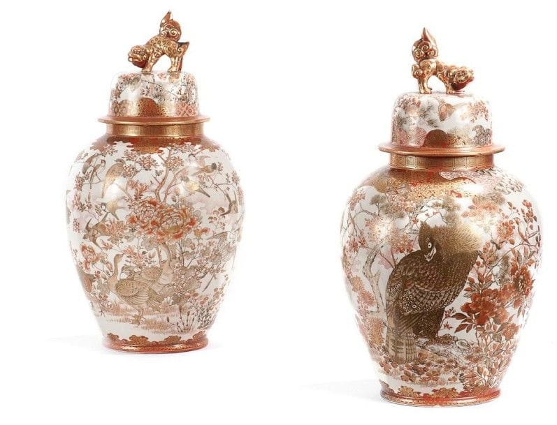 JAPON, Kutani - Epoque MEIJI (1868 - 1912)

Paire de vases balustres en porcelaine décorée en émaux rouges et or d?oiseaux parmi les pivoines et chrysanthèmes.
H.: 48 cm