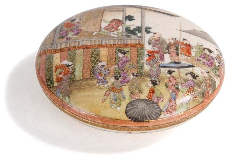JAPON - Epoque MEIJI (1868 - 1912)

Boîte ronde couverte en faïence de Satsuma à décor sur fond crème d?une représentation théâtrale sur le couvercle, d?oiseaux et de fleurs à l?intérieur, et de papillons au revers.
D.: 10,9 cm