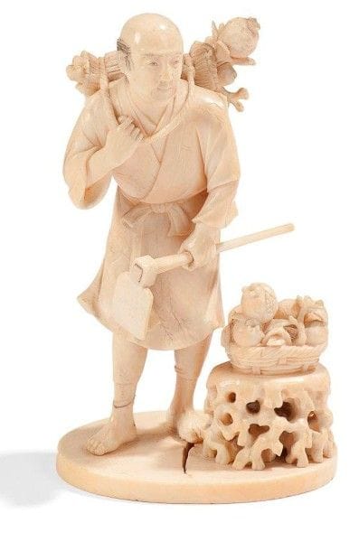 JAPON - Epoque MEIJI (1868 - 1912)

Okimono en ivoire, bûcheron debout portant un fagot dans son dos et tenant une houe.
H.: 11,5 cm