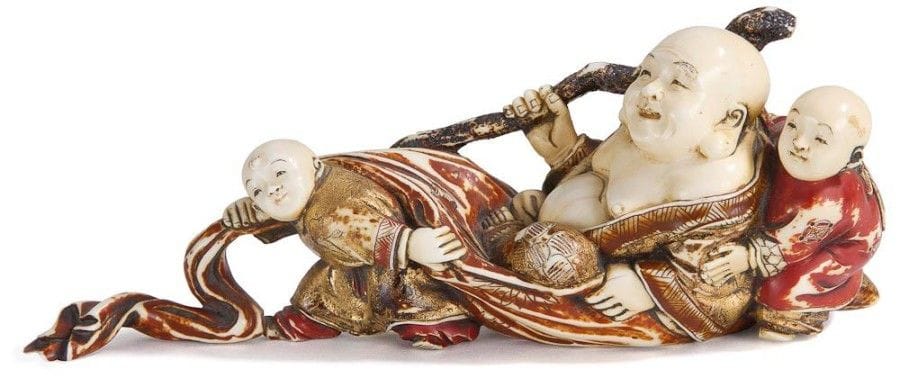 JAPON - Epoque MEIJI (1868 - 1912)

Okimono en ivoire polychrome représentant Hotei assis tenant son bâton, et deux enfants, l?un le poussant, l?autre, le tirant.
(Usures de la couleur).
L.: 15,3 cm