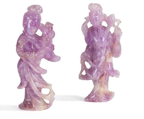 CHINE - XXe siècle

Deux statuettes de jeune femme debout en améthyste portant des fleurs.
H.: 11,5 cm