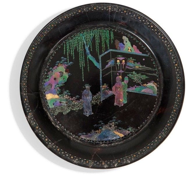 CHINE
Époque KANGXI (1662 - 1722)
Petite coupelle en laque burgeauté à décor de deux dignitaires avec un serviteur devant un paravent.
(Gerces).
D.: 12,5 cm