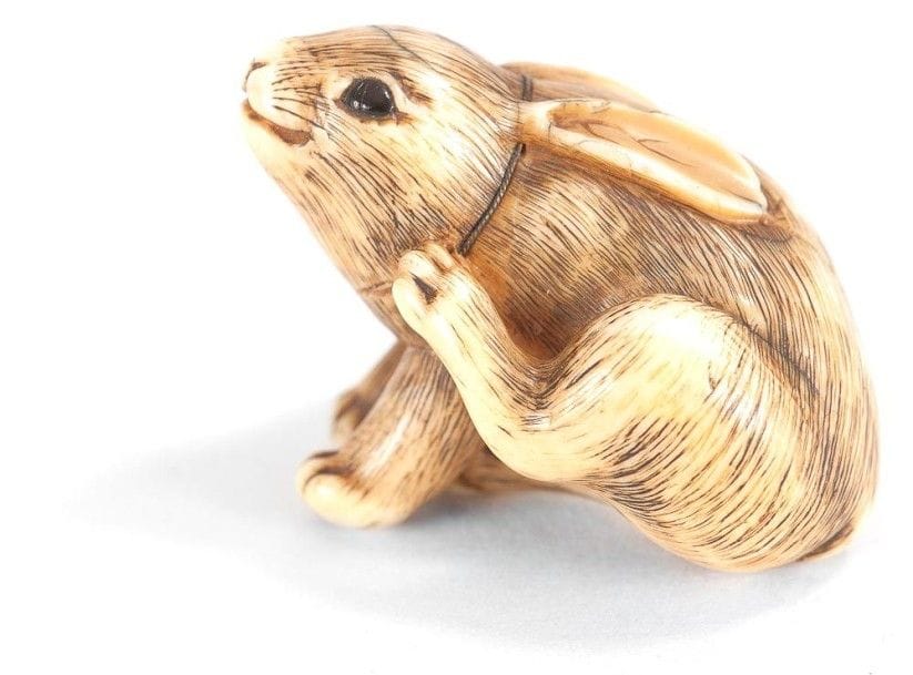JAPON - Epoque MEIJI (1868 - 1912)

Netsuke en ivoire, lapin assis, les yeux incrustés de corne, se grattant la joue de sa patte arrière. Signé Kazuhiro.
(Gerces, petite égrenure à une oreille).
H.: 3 cm