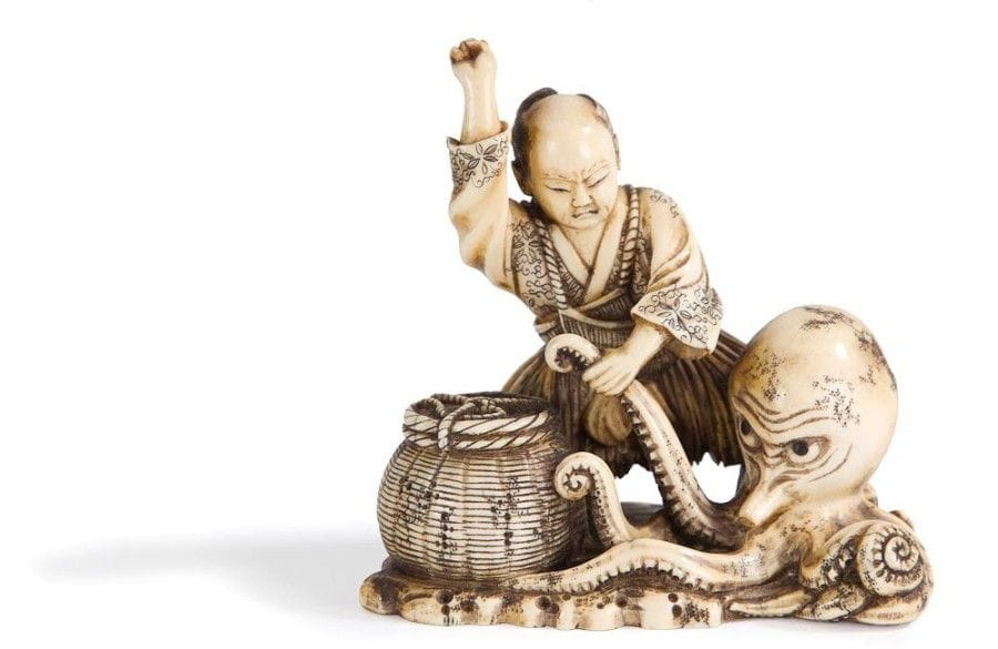JAPON - Epoque MEIJI (1868 - 1912)

Okimono en ivoire à patine jaune, pêcheur coupant une tentacule d?une pieuvre.
H.: 8,5 cm