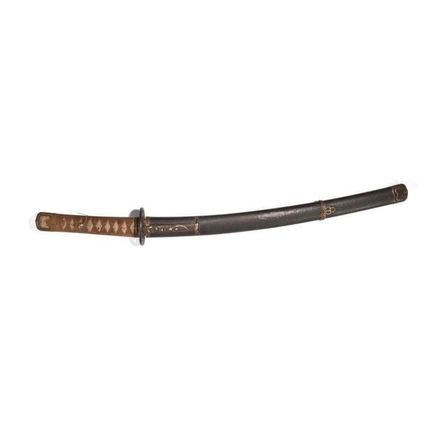 Shinto wakizashi shinogi zukuri, hamon suguha, fusée percée d?un mekugi ana, mumei.
Nagasa: 46,5 cm
(Taches d?oxydations).
Monture en suite à décor de chrysanthèmes. Tsuba en fer ajouré. Saya en laque noire