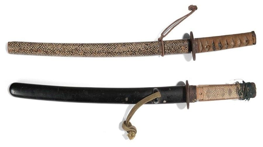 Deux o-tanto:
- L?un unokubi zukuri, hamon suguha, fusée percée d?un mekugi ana, mumei, o-surage.
(Traces de rouille, petits accidents).
Nagasa: 32,2 cm
- l?un shinogi zukuri, hamon suguha.
Nagasa: 36 cm
Fourreau en galuchat