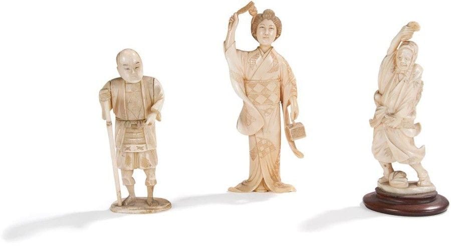 JAPON - Epoque MEIJI (1868 - 1912)

Trois okimono en dent d?hippopotame, représentant une jeune femme debout et deux paysans.
(Accidents à la jeune femme).
H.: de 11,5 à 14 cm