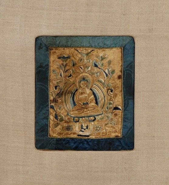 TIBET - Début XVIe siècle

Petite tangka ou partie de tangka en soie à fond jaune, à décor brodé de Cakyamuni assis sur le lotus entouré de fleurs.
(Restauration).
Dim.: 15 x 12 cm