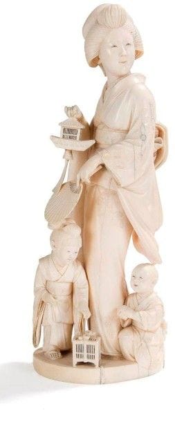 JAPON - Epoque MEIJI (1868 - 1912)

Okimono en ivoire, jeune femme debout tenant une lanterne en forme de bateau accompagnée de deux enfants. Signé Koraku.
H.: 30 cm
