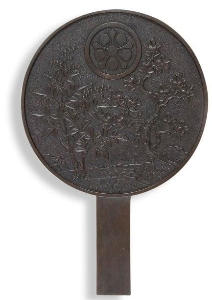 JAPON
Époque MEIJI (1868 - 1912)
Miroir à manche en bronze orné du jo-mon de la famille Sagara, daimyo de Hitoyoshi (province de Higo), à décor d?arbres fleuris et d?une inscription auspicieuse.
(Quelques petits éclats.)
D.: 18,5 cm
H.: 28 cm