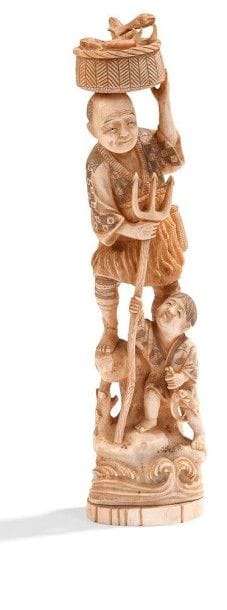JAPON - Epoque MEIJI (1868 - 1912)

Okimono en ivoire marin, pêcheur debout sur un socle accompagné d?un enfant et portant un panier de poissons sur sa tête. Signé Yoshiyuki.
H.: 30 cm