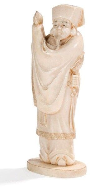 JAPON - Epoque MEIJI (1868 - 1912)

Okimono en ivoire, immortel debout brandissant une pêche de longévité.
H.: 16,5 cm