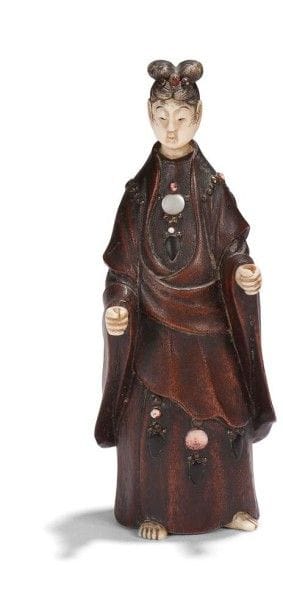 JAPON - Epoque MEIJI (1868 - 1912)

Okimono en bois, jeune femme debout, les mains et la tête en ivoire.
(Manque d?incrustations).
H.: 12 cm