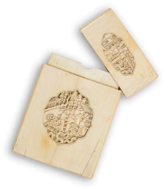 CHINE, Canton - Fin XIXe siècle

Porte-cartes en ivoire sculpté dans des médaillons de personnages parmi des arbres et pavillons.
(Gerces, accidents).
H.: 11,5 cm