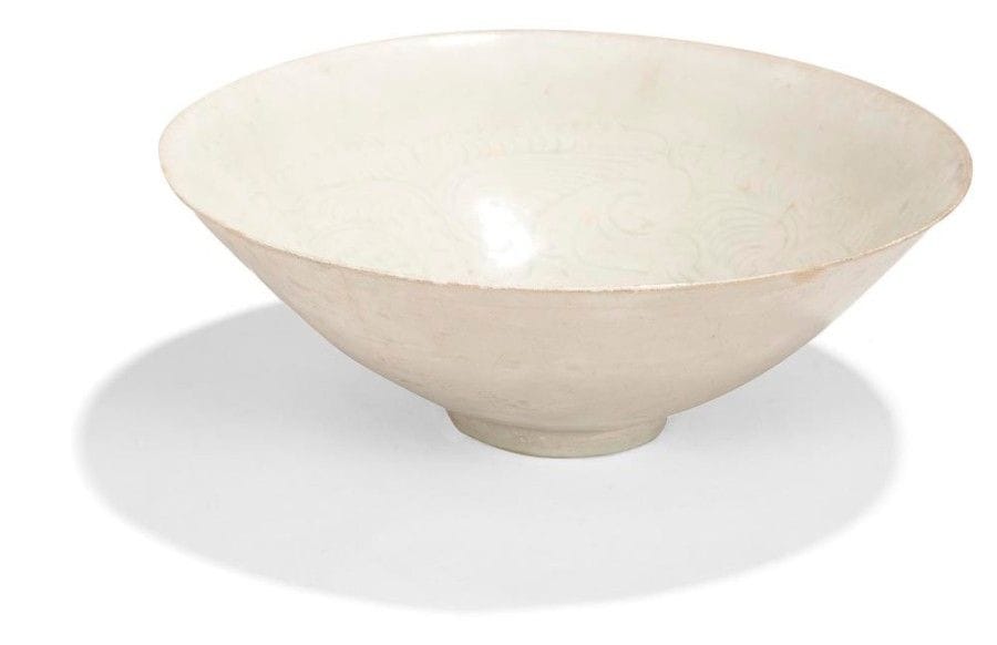 CHINE, Qingbai - Epoque SONG (960 - 1279)

Bol en grès porcelaineux émaillée blanc bleuté à décor incisé sous la couverte de fleurs stylisées.
(Fêlures).
D.: 20 cm