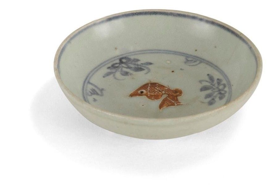 CHINE - Epoque MING (1368 - 1644)

Petite coupelle en porcelaine décorée en bleu sous couverte de fleurs entourant un poisson réservé en biscuit.
(Fêlure).
D.: 12 cm