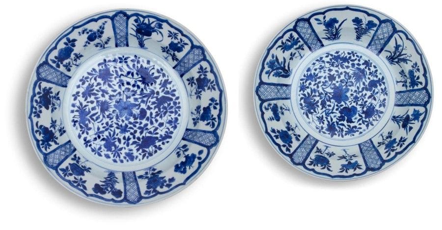 CHINE - EPOQUE KANGXI (1662 - 1722)

Paire de grandes coupes en porcelaine décorée en bleu sous couverte au centre de pivoines parmi les rinceaux, l?aile décorée de réserves polylobées de pivoines sur fond de croisillons.
(Restaurations).
D.: 37 cm
