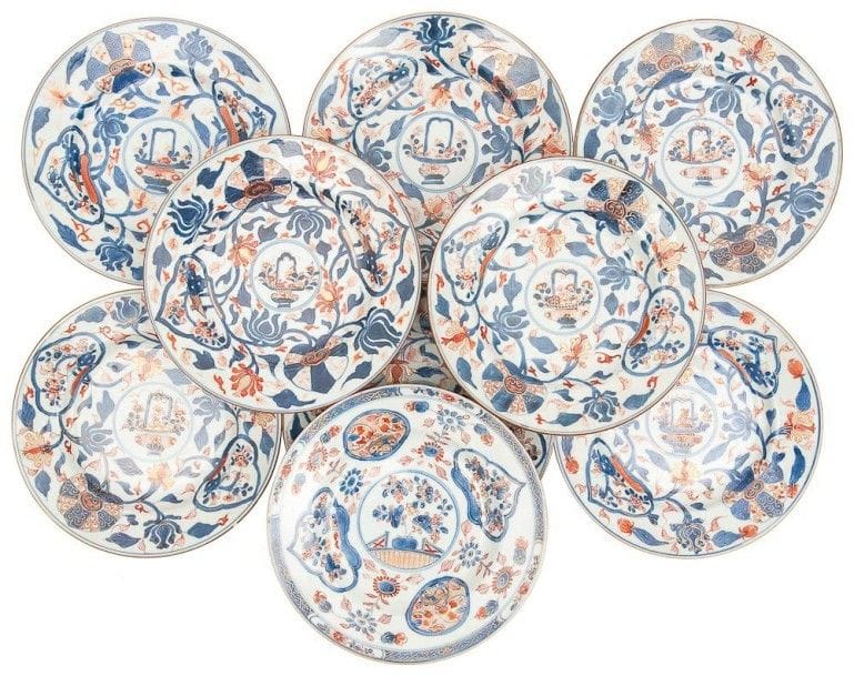 CHINE - EPOQUE KANGXI (1662 - 1722)

Neuf assiettes en porcelaine décorée en bleu sous couverte, rouge de fer et émail or de compartiments de fleurs.
(Fêlures et éclat).
D.: 21,5 cm