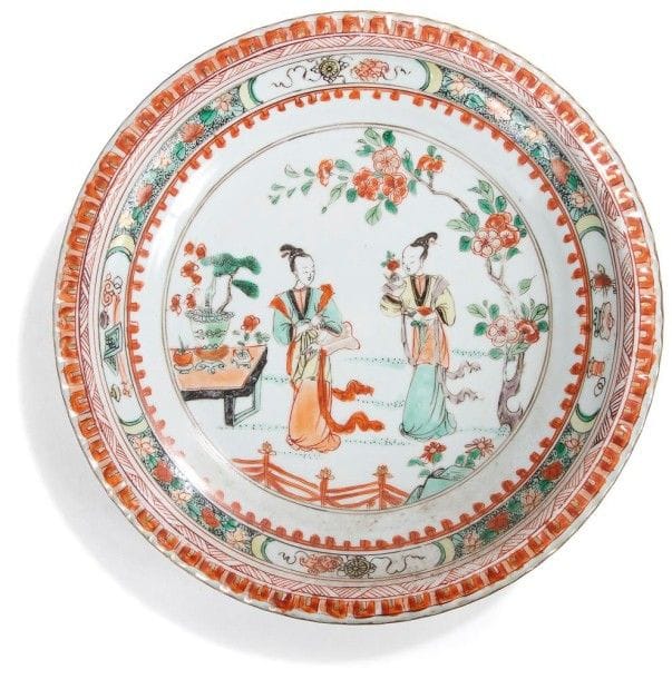 CHINE - EPOQUE KANGXI (1662 - 1722)

Assiette creuse en porcelaine décorée en émaux polychromes de la famille verte de deux jeunes femmes sous les cerisiers en fleurs. 
D.: 23,5 cm