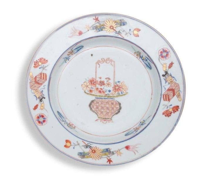 CHINE - EPOQUE KANGXI (1662 - 1722)

Assiette en porcelaine décorée en émaux polychromes de la famille verte d?un panier de fleurs des quatre saisons et d?objets du lettré sur l?aile.
(Fêles, égrenures, restauration).
D.: 22 cm