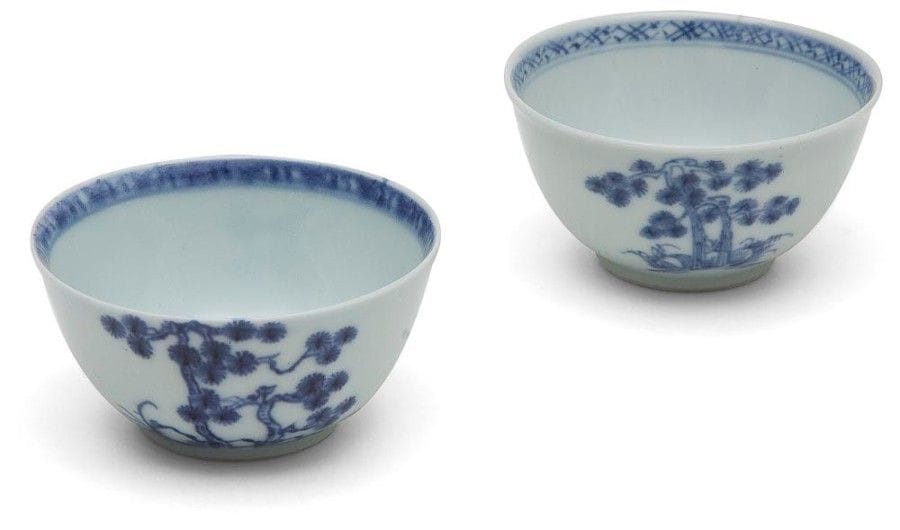 CHINE - EPOQUE KANGXI (1662 - 1722)

Deux sorbets en porcelaine décorée en bleu sous couverte de pins.
(égrenures, restauration et défauts de cuisson).
H.: 4 cm