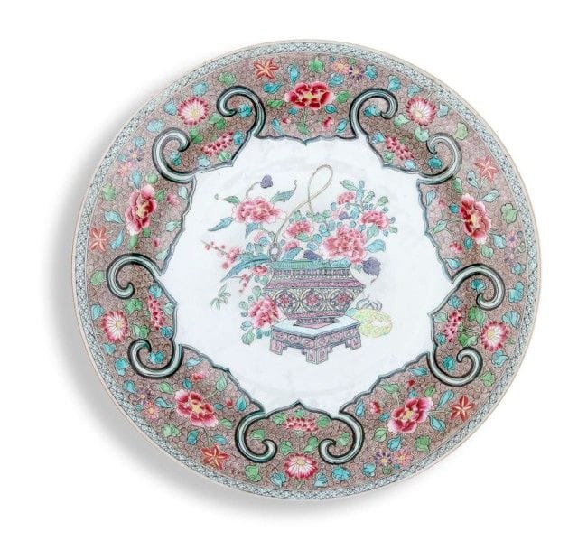 CHINE - Epoque YONGZHENG (1723 - 1735)

Plat rond en porcelaine blanche décorée en émaux polychromes d?une vasque fleurie entourée de fleurs sur fond de résille.
(Restauration).
D.: 33,7 cm