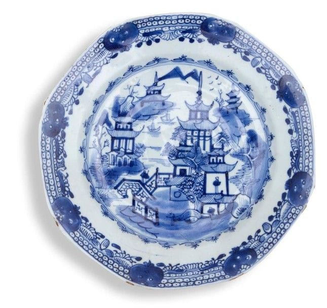 CHINE - Epoque QIANLONG (1736 - 1795)

Trois paires d?assiettes dont une creuse en porcelaine décorée en bleu sous couverte de paysage lacustre.
D.: 23 cm