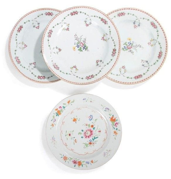 CHINE - Epoque QIANLONG (1736 - 1795)

Quatre assiettes dont trois du même décor en porcelaine décorée en émaux polychromes de la famille rose de pivoines, et guirlandes de fleurs. 
(Une fêlée). 
D.: 23 cm