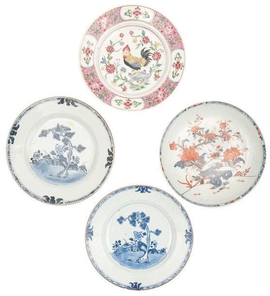 CHINE - Epoque QIANLONG (1736 - 1795)

Coupe et trois assiettes en porcelaine décorée en bleu sous couverte de rochers fleuris terrasse et coq sur un rocher. La dernière européenne.
(Deux avec fêlure).
D.: 22 et 23 cm