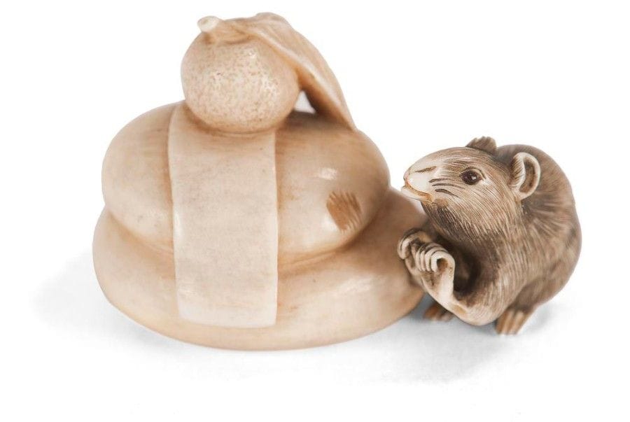 JAPON - Epoque MEIJI (1868 - 1912)

Netsuke en ivoire, rongeur salivant devant la cerise sur le gâteau. Signé Tsumasa.
H.: 3,3 cm